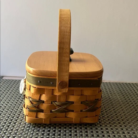 LAST CHANCE *Vintage LONGABERGER Christmas Basket w/ wood lid. - Picture 6 of 8